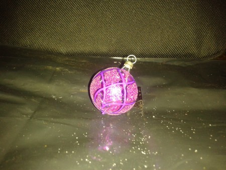 Mini esfera de vidrio transparente con diamantina morada $55.00 la docena